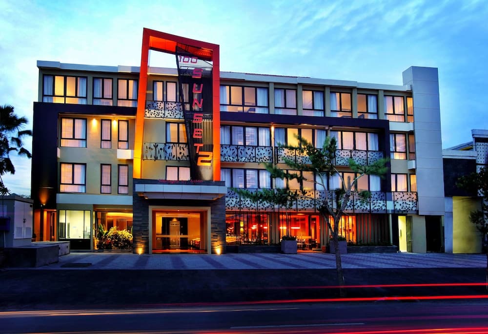 100 Sunset Hotel — photo 1 of 1