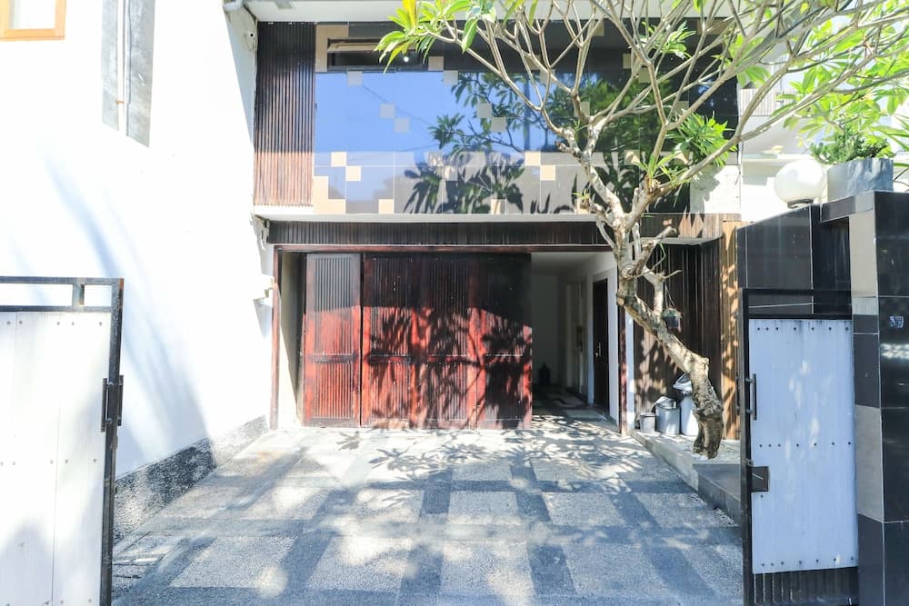 Kubu Kalih Residence — photo 1 of 44