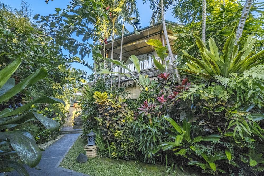 Gajah Biru Bungalows — photo 1 of 91