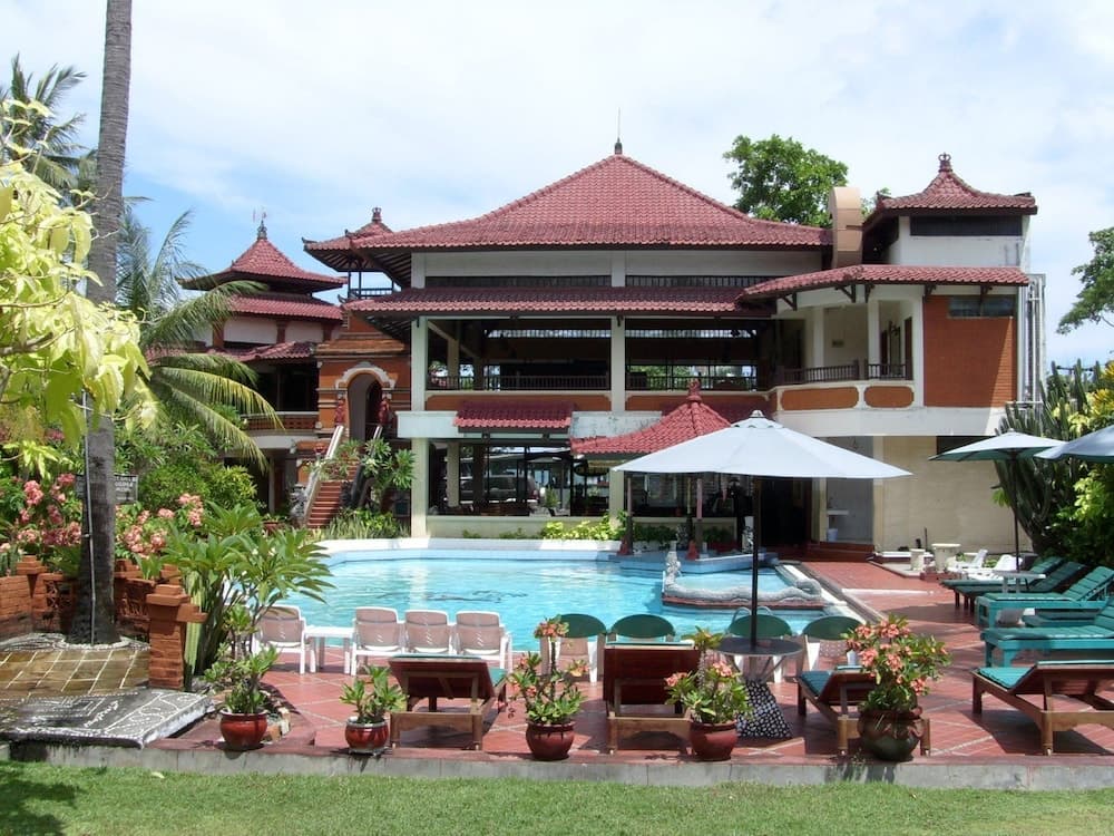 Puri Naga Beachfront Cottages — photo 1 of 55