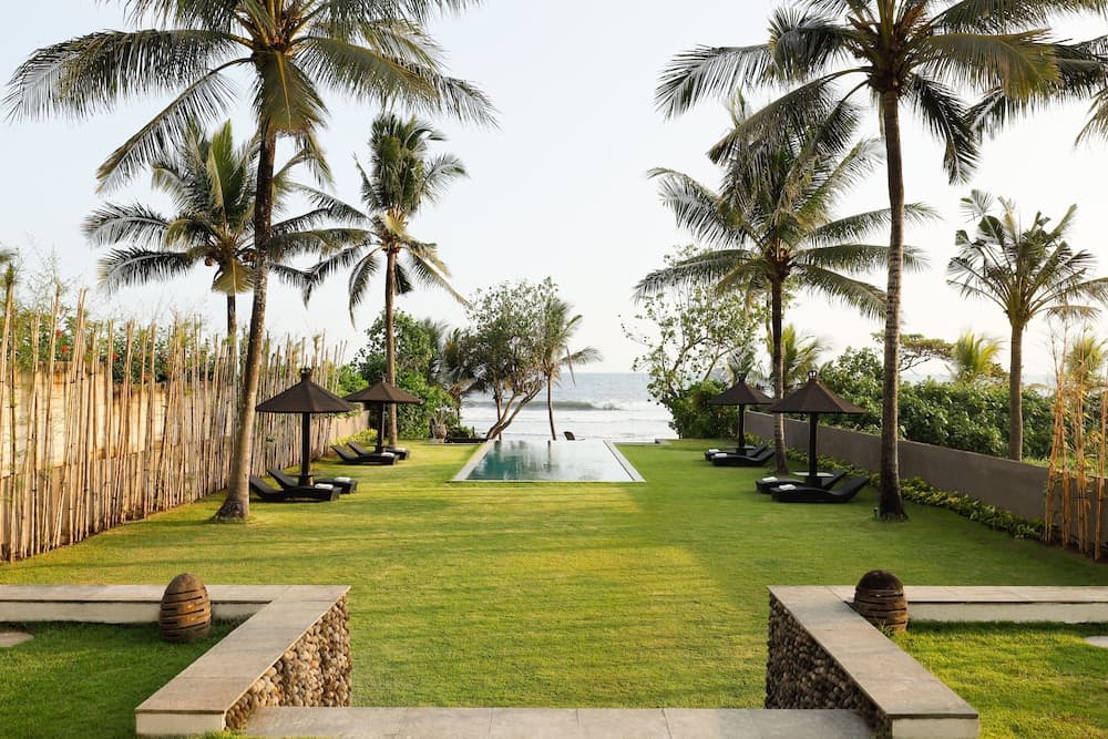 Black Beach Villa — photo 1 of 22