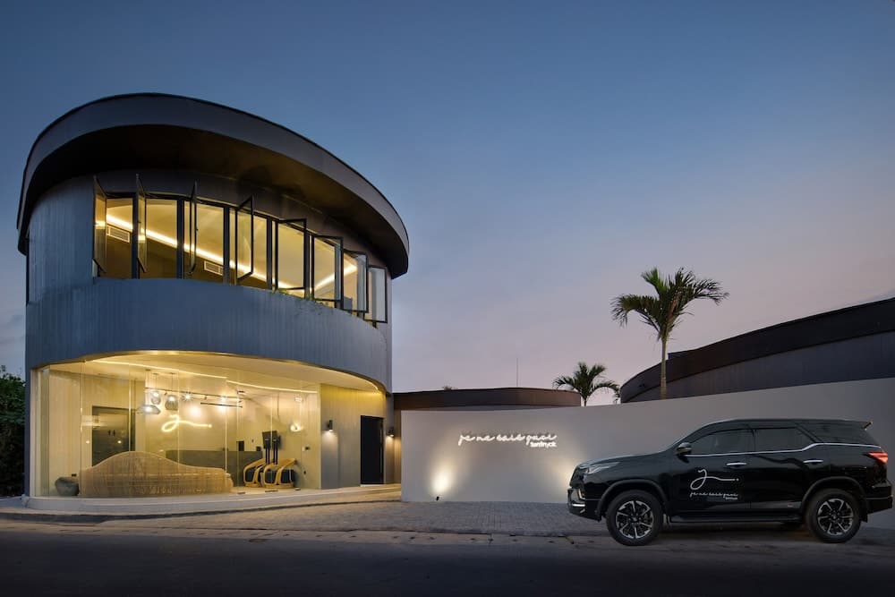 Je Ne Sais Quoi Seminyak — photo 1 of 1