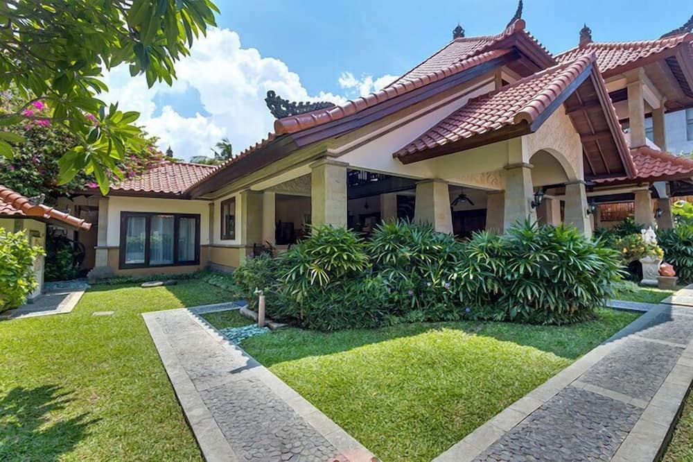 villa deh simba at seminyak oberoi — photo 1 of 1