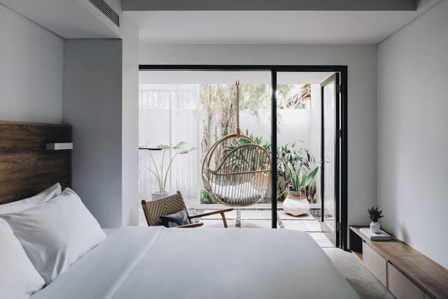The Big Sky Room with Swing and Bathtub