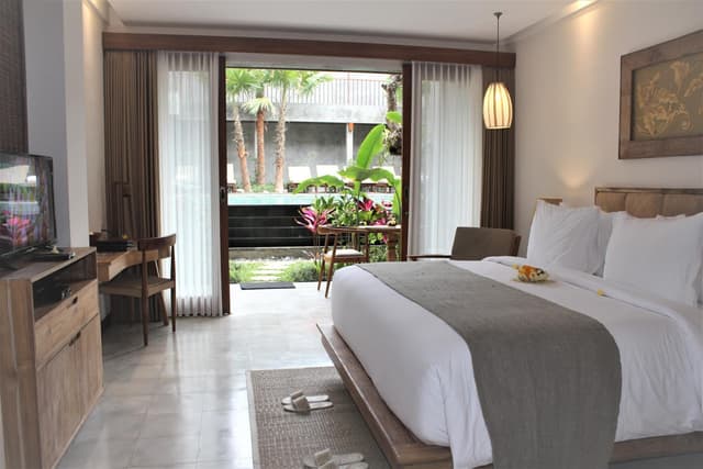 Suite Pool Access