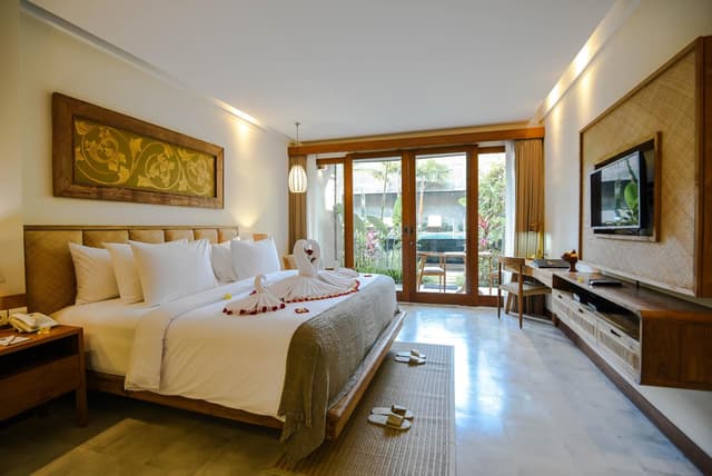 Suite with Pool View