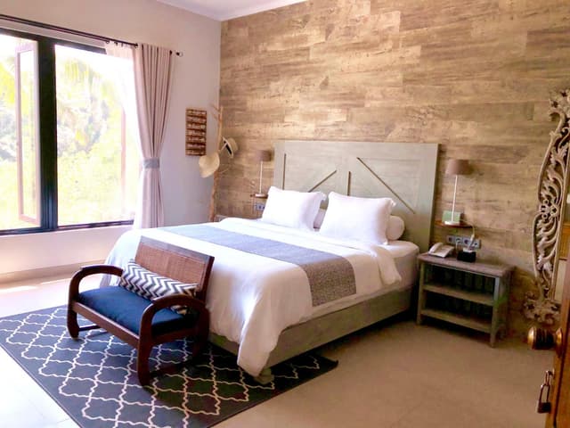 King Suite with Pool View