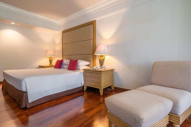 Deluxe Suite with Free Return Airport Transfers and One-Time Afternoon Tea