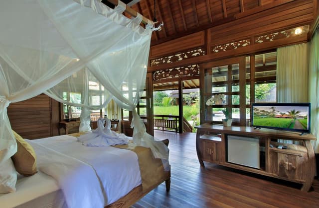 One-Bedroom Wooden Villa