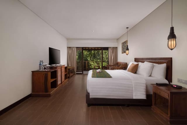 Queen Junior Suite with Living Room and Bath Tub - Non-Smoking