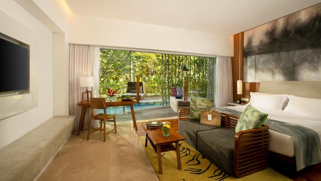 Impressive Lagoon Pool Suite King Bed With Butler Service