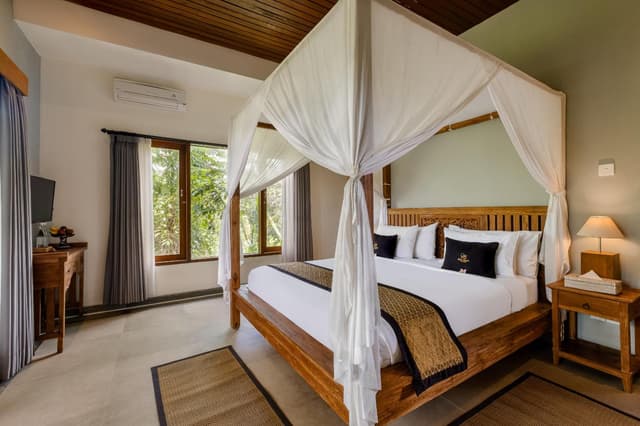 Deluxe Suite Pool View with Bathtub