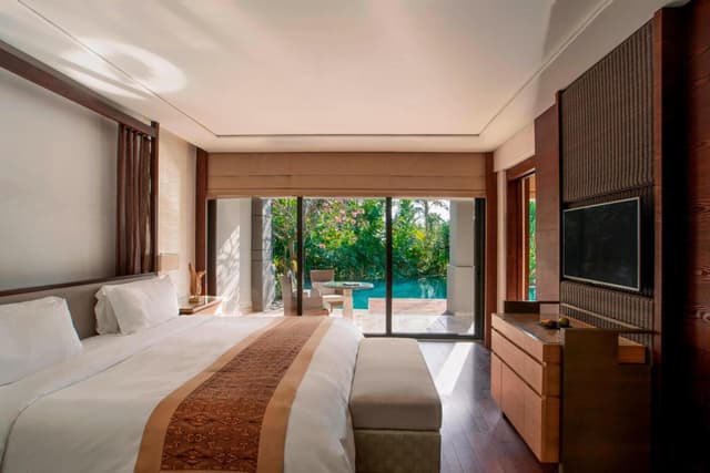 Ritz-Carlton Pool Access Suite with Free Daily Resort Activity