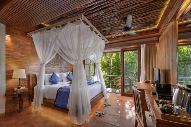Honeymooner Rain Forest Jungle Suite with Free Mini-bar