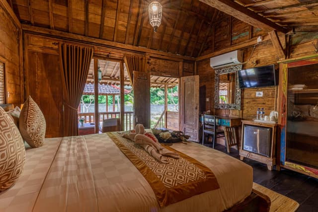 Deluxe Wooden Bungalow Double