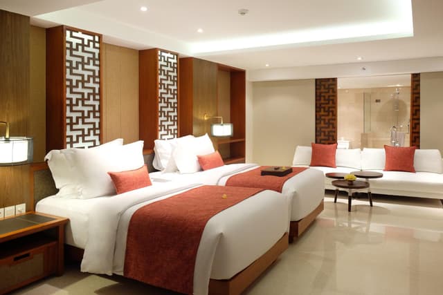 Junior Suite Twin Bed with Daily Cocktails