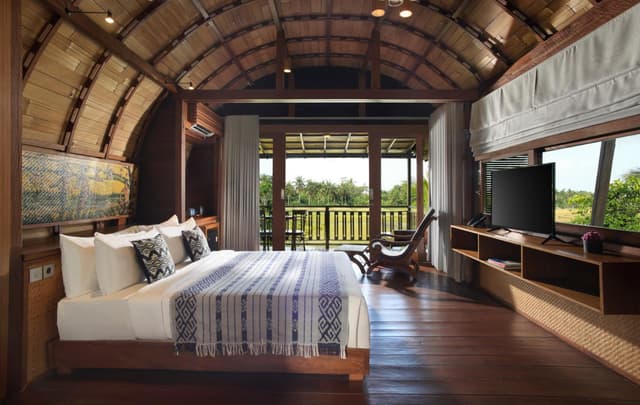 Duplex suite with free floating breakfast
