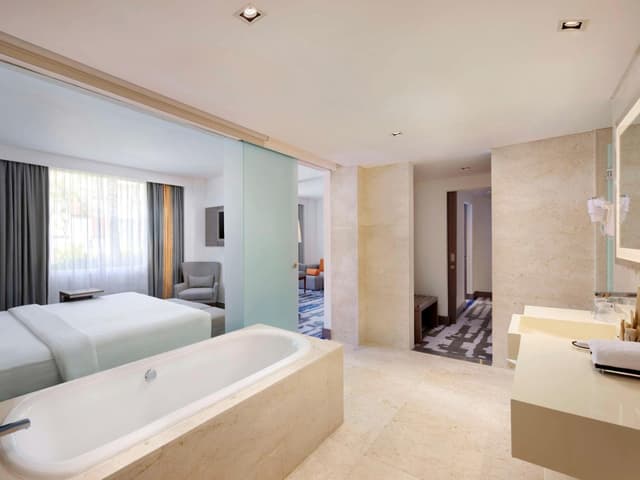 Suite Room with Free Benefit Access to Premiere Lounge
