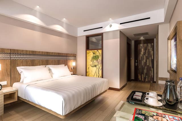Deluxe King Room with Pool View and Free Shuttle Service to Double-Six Beach
