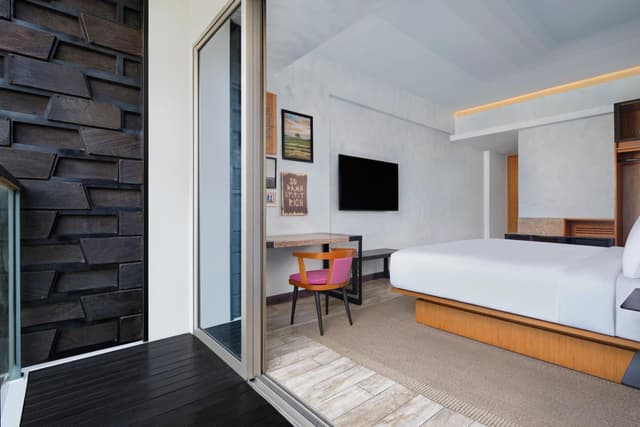 Aloft Balcony King Room