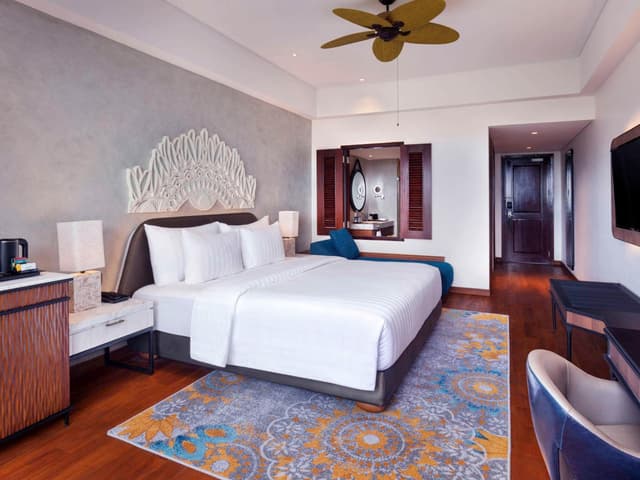 Deluxe King Room with Pool Access