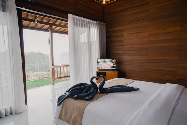 Deluxe Room (2 Adults + 1 Child)