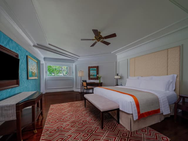 One-Bedroom Suite with Club Lounge Access