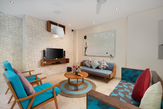 Four-Bedroom Villa with Private Pool and 6 mins walk to the beach