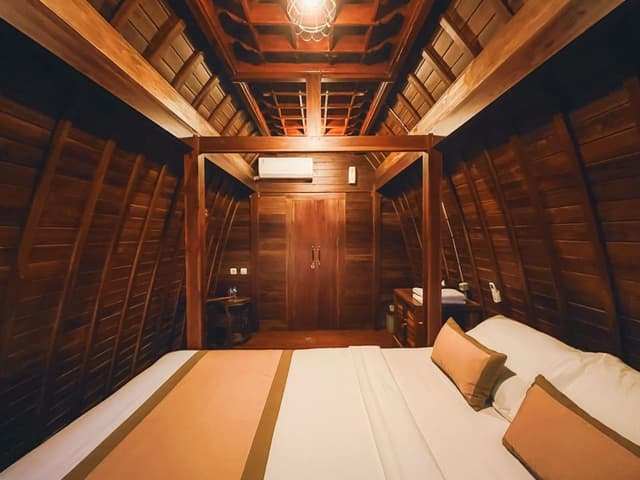Traditional Balinese Lumbung House with Shared Toilet
