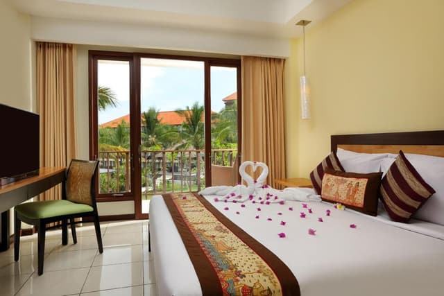 Deluxe Double Room with Side Sea View