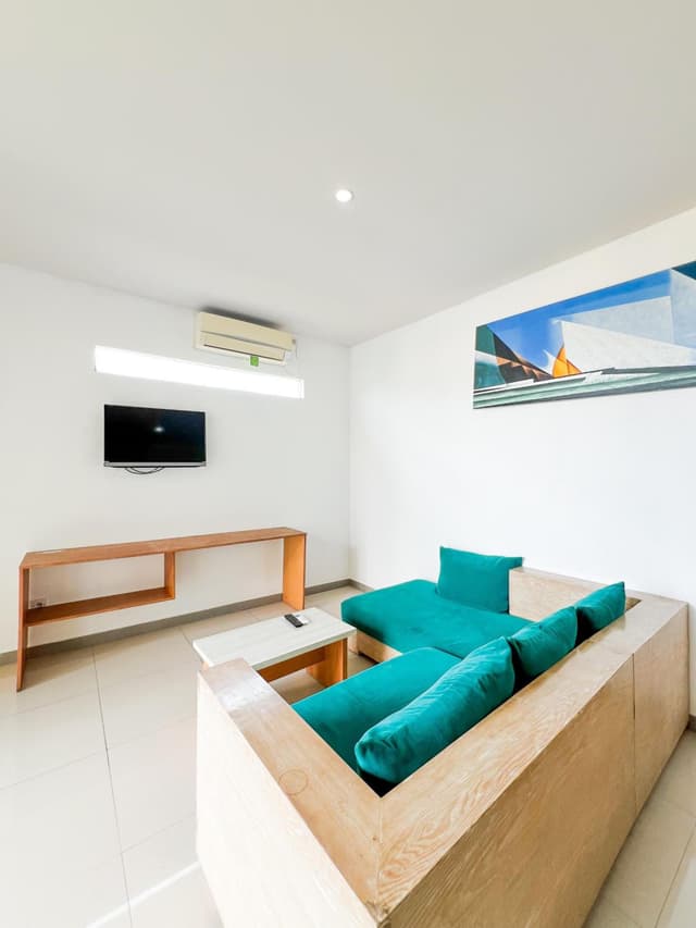 Apartment with Pool View