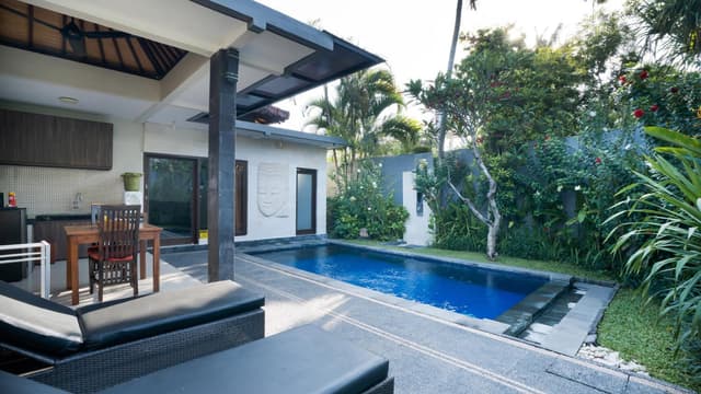 Villa with Garden View