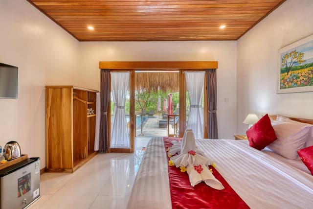 Queen Suite with Pool View