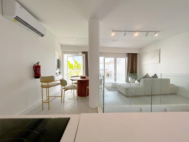 Two Bedroom Penthouse Ocean View with Rooftop Hot Tub