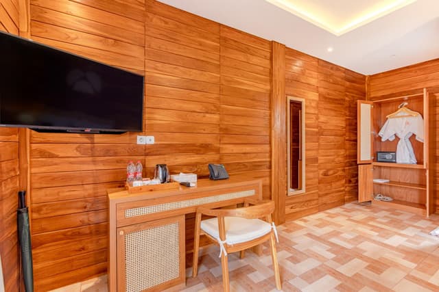 Suite with Pool View