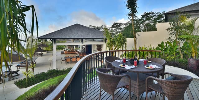 Villa with Garden View