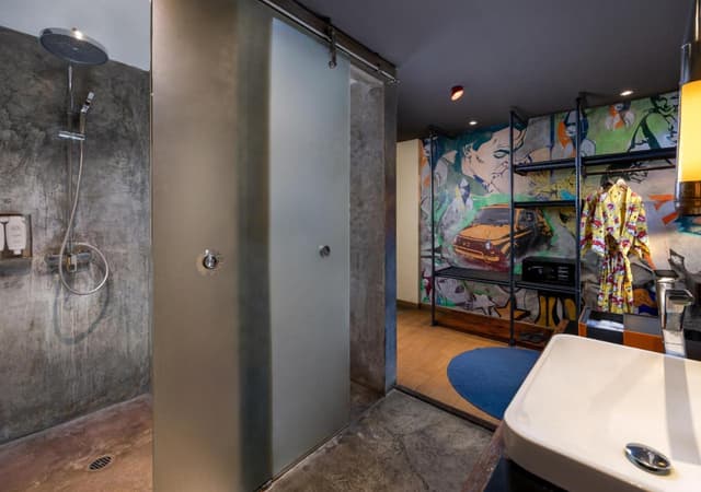 Flash Sale - Dash Studio Grafitti View with Free 2 Bottles Beer
