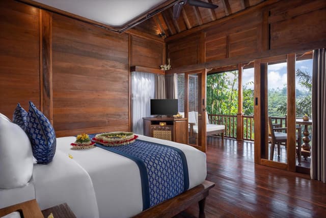 Honeymooner Rain Forest Valley Cabin with Free Mini-bar