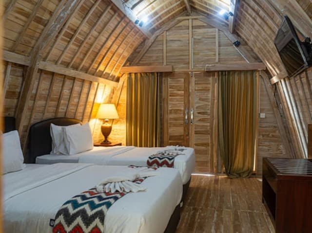 Deluxe Double Room with Side Sea View
