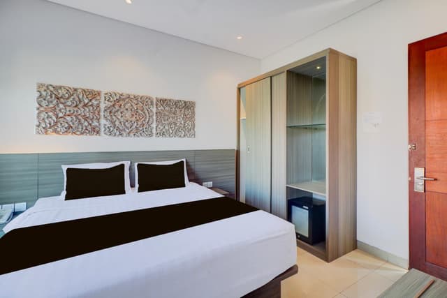 King Suite with Pool View