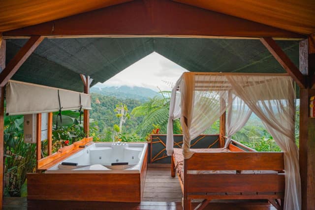 Grand Jacuzzi Tent