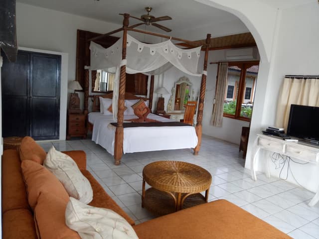 One-Bedroom Apartment with Sea View