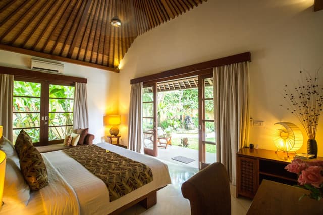 Four-Bedroom Villa with Private Pool and Airport Pick-Up and Floating Breakfast
