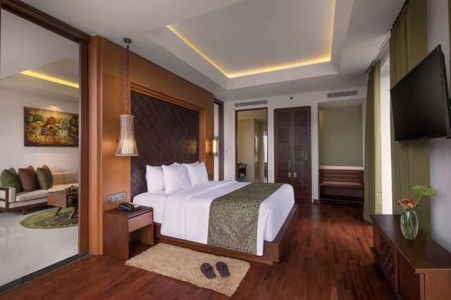 Flash Deal - Queen Suite with Jacuzzi (Free One Time Set Menu Lunch for 2 pax with min.stay 2 nights)