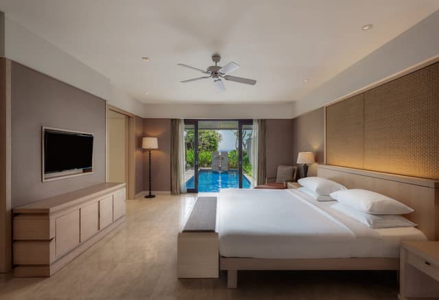 Conrad Pool Suite King