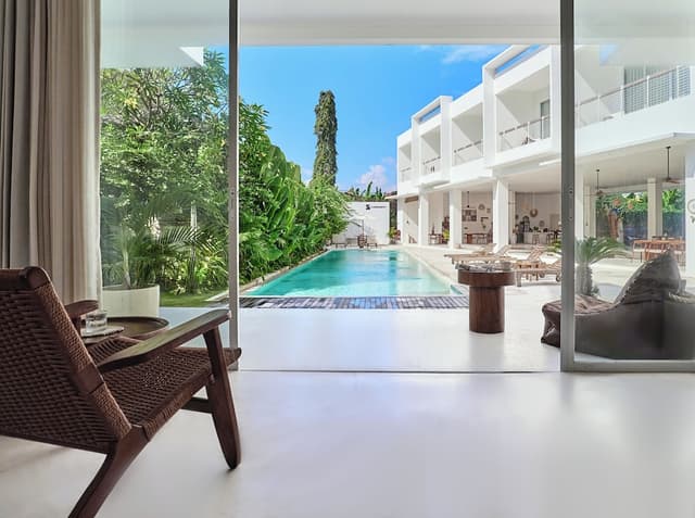 Romantic Room, Courtyard View