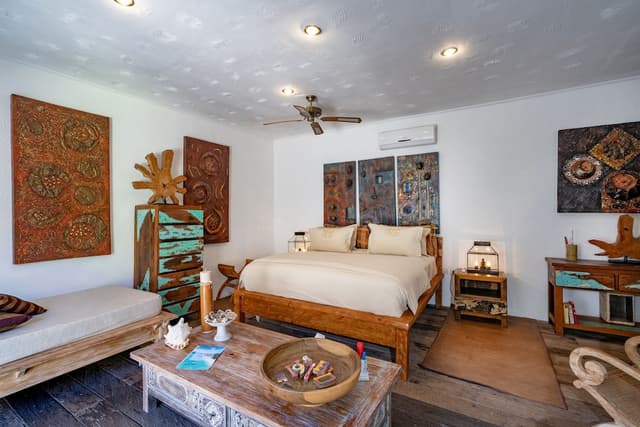 Superior Room, 1 King Bed, Courtyard View