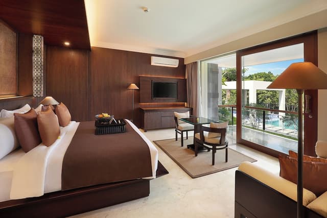 Suite, Balcony, Pool View