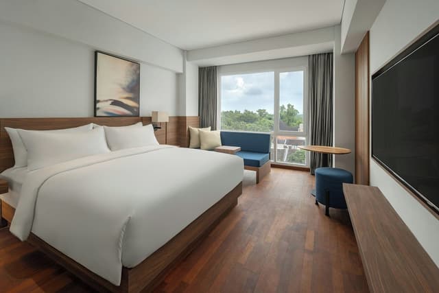 Superior Room, 1 King Bed, Pool View