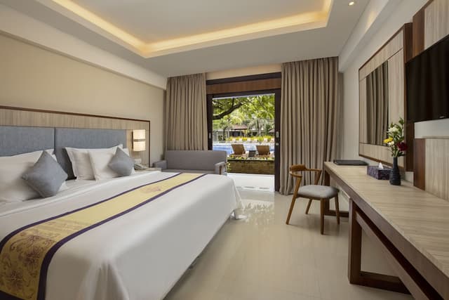 Grand Deluxe Pool Side